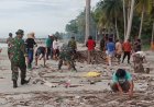 Usai Upacara Hari Pahlawan, TNI dan Warga Kompak Bersihkan Pantai Mampie