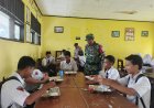 Babinsa Koramil 1427-01/Pasangkayu Dampingi Penyaluran Makan Bergizi Gratis kepada 1.090 Siswa di Tikke Raya