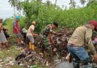 Babinsa Koramil 1402-02/Wonomulyo Bersama Warga Bersihkan Drainase yang Bermuara ke Laut