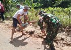 Kompak dan Peduli, Babinsa kodim Mamasa pimpin Warga Bersihkan Jalan