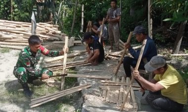 Dekat dengan Rakyat, Babinsa Kodim 1401/Majene Gotong Royong Bangun Pagar Bambu