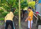 Upaya Cegah Banjir di Pemukiman Warga, Babinsa Koramil 1401-03/Sendana Pimpin Gotong Royong Pembuatan Selokan