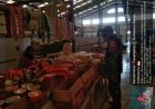 Babinsa Turun Langsung ke Pasar, Jaga Stabilitas Harga dan Keamanan Warga Martajaya