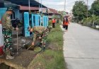 Babinsa Wonomulyo Bersama Warga Bersihkan Lingkungan dan Drainase di Kelurahan Mapilli