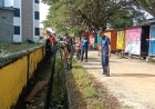 Babinsa Wonomulyo dan Warga Bersihkan Drainase di Kelurahan Mapilli