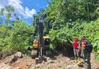 “Babinsa Koramil 1418-02/Tapalang Sigap Bersihkan Longsoran Jalan Penghubung Desa Bela–Kopeang”