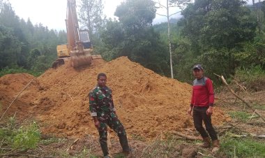 Pastikan berjalan lancar dan aman, Babinsa Kodim Mamasa Pantau Kegiatan Cetak Sawah