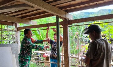 Bakti TNI untuk Rakyat, Babinsa Koramil 1401-02/Pamboang Pimpin Gotong Royong Perbaikan Rumah Warga