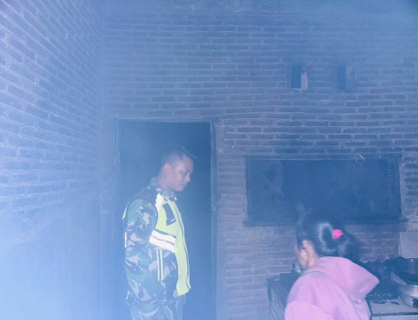 Gerak Cepat, Babinsa Koramil 02/Sumarorong Bantu Padamkan Kebakaran Rumah Warga