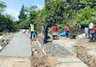 Babinsa Kodim Mamasa bersama warga binaan mengecor jalan setapak yang menghubungkan antar dusun